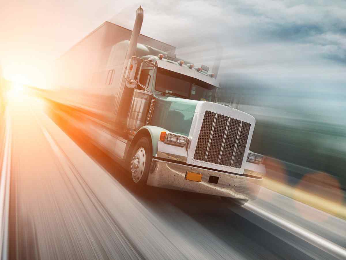 https://www.ishanklogistics.com/wp-content/uploads/2017/08/inner_big_trucks_08.jpg